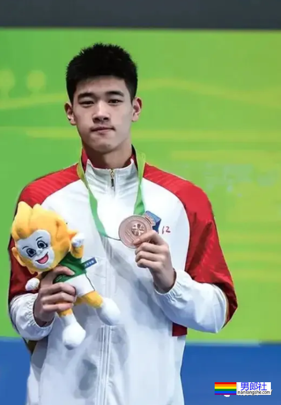 “宁泽涛接班人”被央视点赞,17岁游泳小将泳裤穿得真低! - 51虹马 “宁泽涛接班人”被央视点赞,17岁游泳小将泳裤穿得真低! - 51虹马