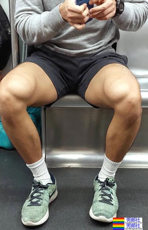 地铁的男生穿短裤越来越短，一坐下简直太展露实力了 - 51虹马