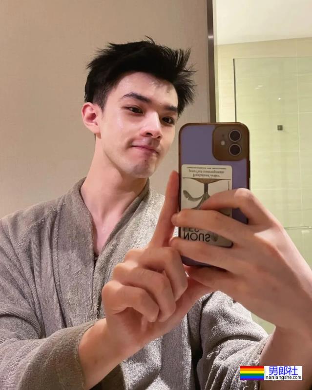 天理何在！这九头身薄肌小狼狗居然都25了？ - 51虹马