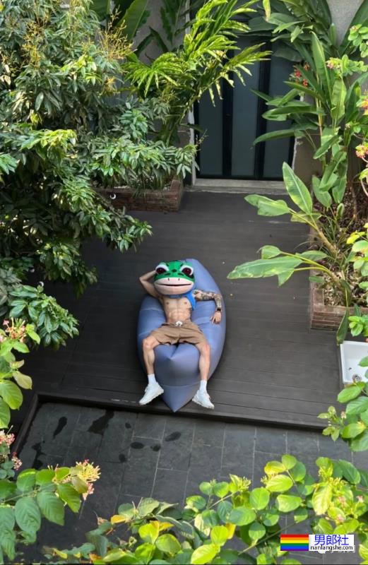 扒到了!青蛙头套皮下的肌肉男竟然是他…… - 51虹马 扒到了!青蛙头套皮下的肌肉男竟然是他…… - 51虹马