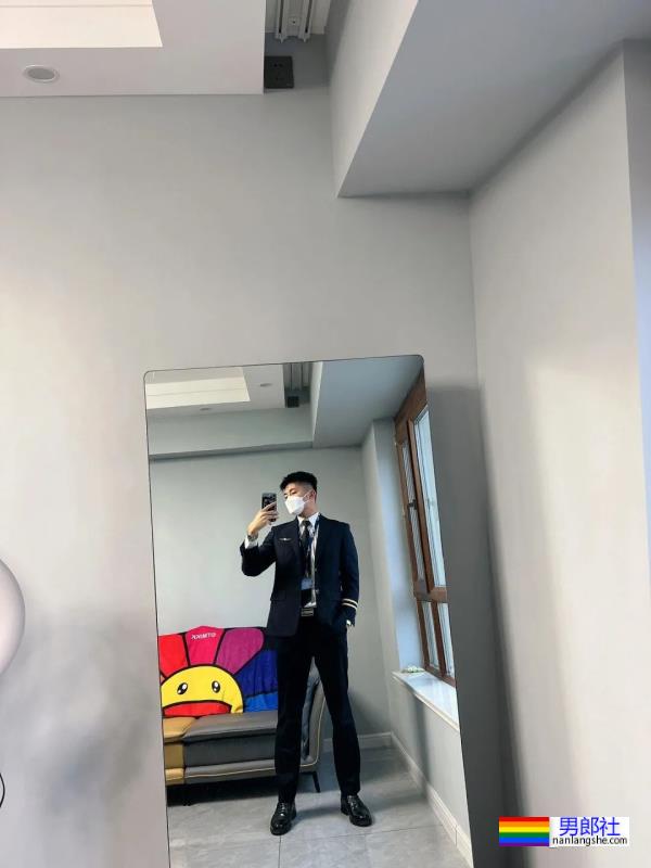 哈尔滨的空少戴口罩太帅火了，取了口罩长这样！ - 51虹马