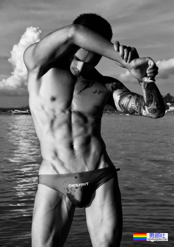 扒到了!青蛙头套皮下的肌肉男竟然是他…… - 51虹马 扒到了!青蛙头套皮下的肌肉男竟然是他…… - 51虹马