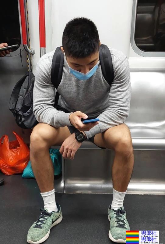 地铁的男生穿短裤越来越短，一坐下简直太展露实力了 - 51虹马