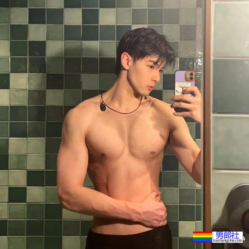 天理何在！这九头身薄肌小狼狗居然都25了？ - 51虹马