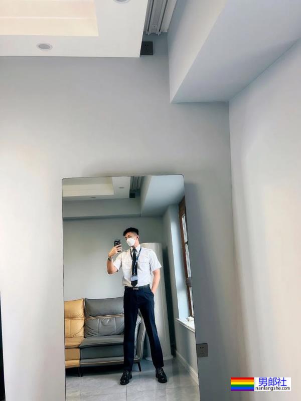 哈尔滨的空少戴口罩太帅火了，取了口罩长这样！ - 51虹马