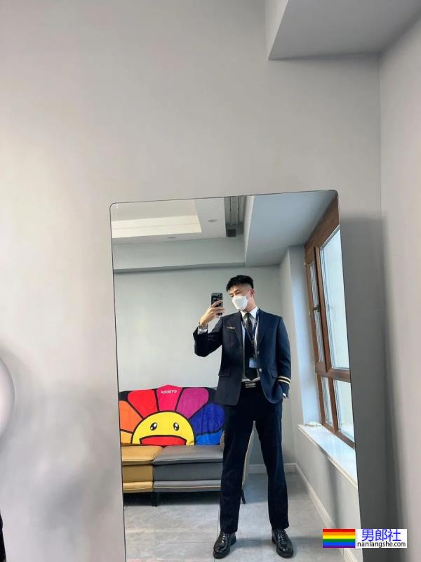 哈尔滨的空少戴口罩太帅火了，取了口罩长这样！ - 51虹马