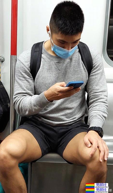地铁的男生穿短裤越来越短，一坐下简直太展露实力了 - 51虹马