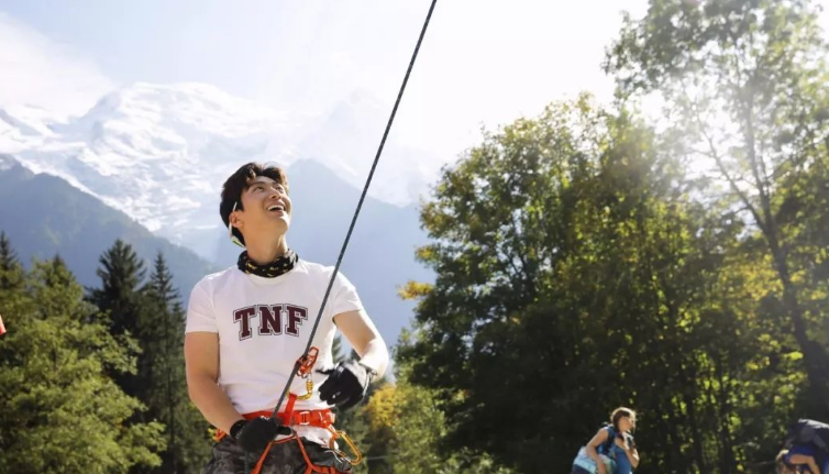 何超莲闺蜜爆料窦骁很大！胸毛旺盛的窦骁穿灰裤子证实力！ - 51虹马