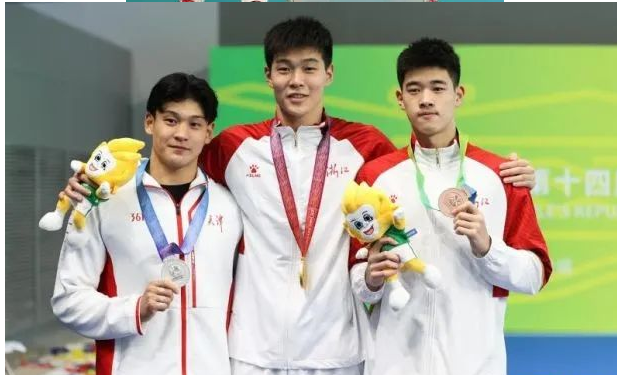 “宁泽涛接班人”被央视点赞,17岁游泳小将泳裤穿得真低! - 51虹马 “宁泽涛接班人”被央视点赞,17岁游泳小将泳裤穿得真低! - 51虹马