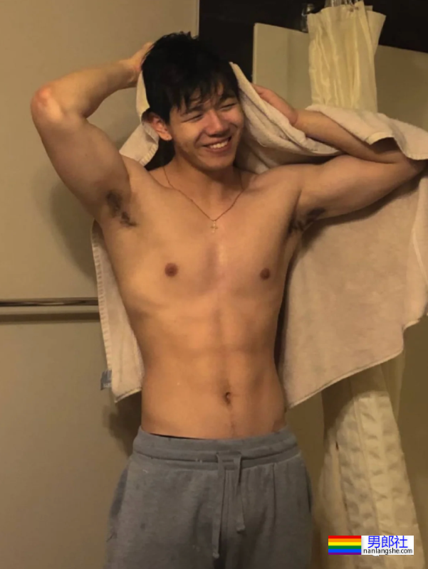 190cm肌肉男护士爆红，这身材也太绝了！ - 51虹马