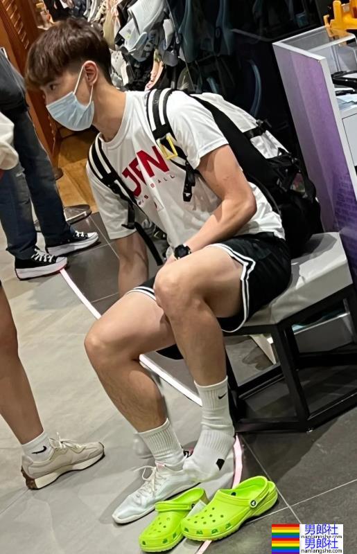 地铁的男生穿短裤越来越短，一坐下简直太展露实力了 - 51虹马