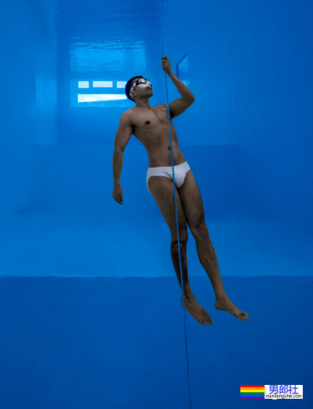 扒到了!青蛙头套皮下的肌肉男竟然是他…… - 51虹马 扒到了!青蛙头套皮下的肌肉男竟然是他…… - 51虹马