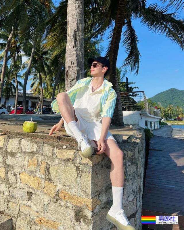 天理何在！这九头身薄肌小狼狗居然都25了？ - 51虹马