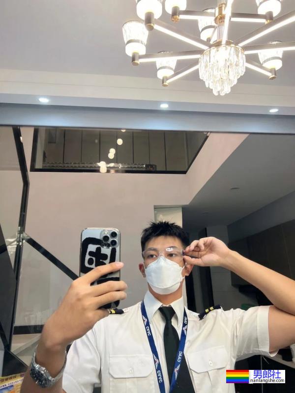 哈尔滨的空少戴口罩太帅火了，取了口罩长这样！ - 51虹马