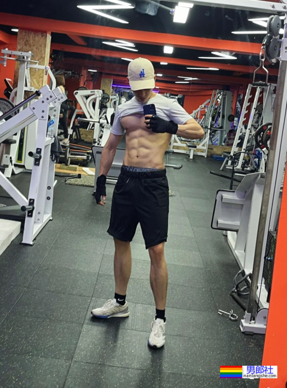 成都翘臀越野小哥火了！已经被大数据锁定噜… - 51虹马