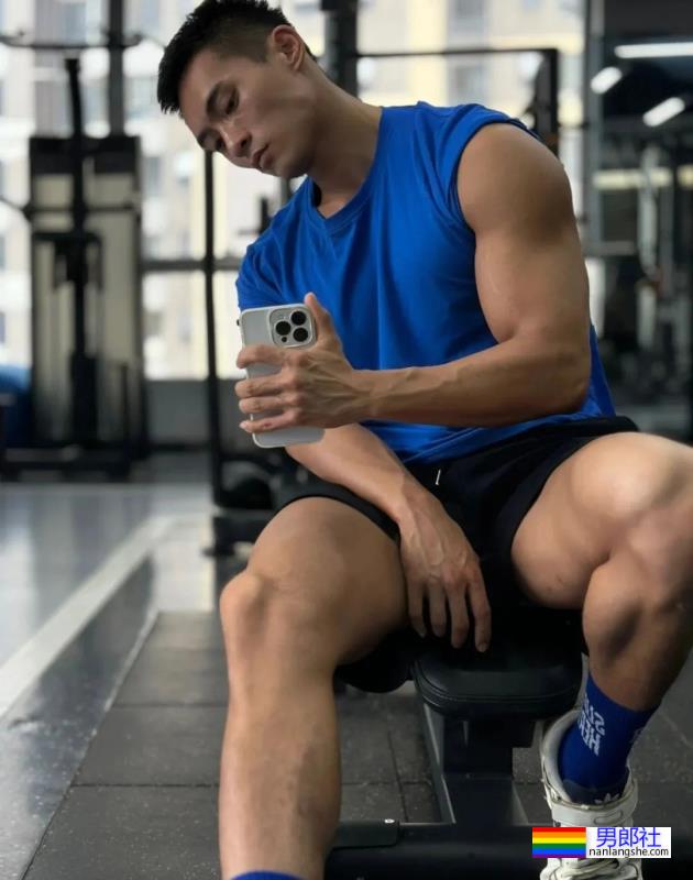 肌肉男花样泳照 - 51虹马