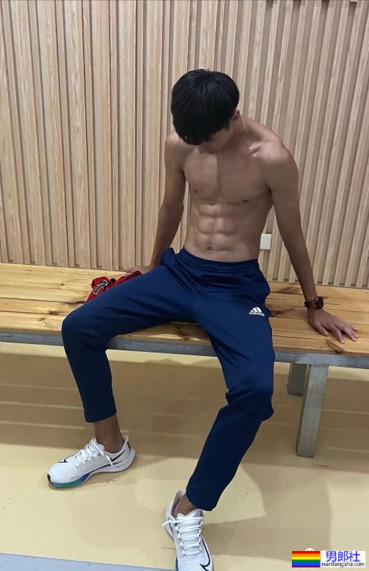 东北19岁黑皮钻石体育生，这小腹肌也太硬了吧 - 51虹马