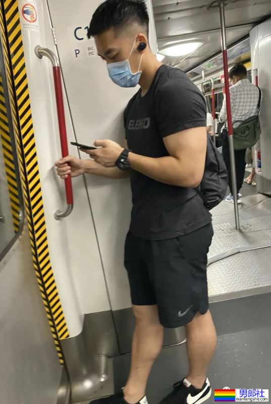 坐公车不小心碰到了对面肌肉帅哥的大腿 - 51虹马