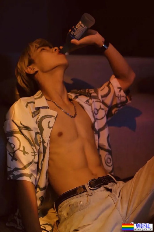 湖北帅气白皮小哥,正装下的身材尽然如此有料 - 51虹马 湖北帅气白皮小哥,正装下的身材尽然如此有料 - 51虹马