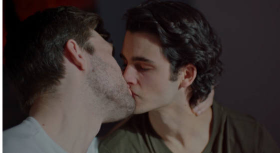 《初夜攻心》运动员被惩罚与帅哥服务员接吻-51虹马