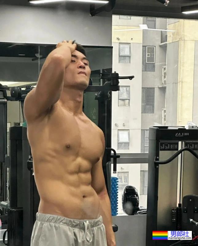 肌肉男花样泳照 - 51虹马