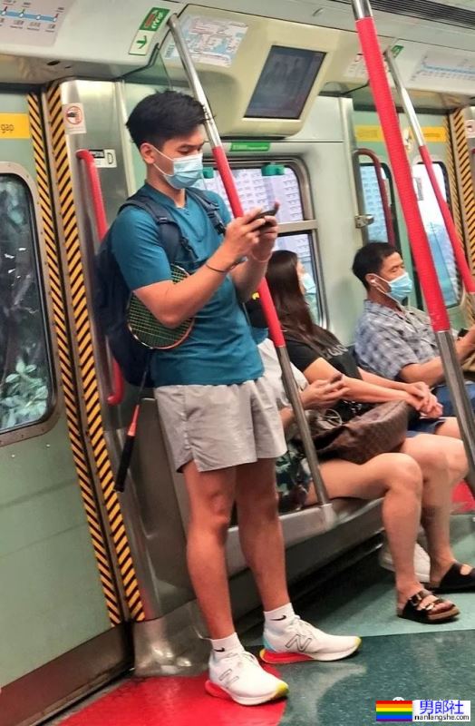 坐公车不小心碰到了对面肌肉帅哥的大腿 - 51虹马