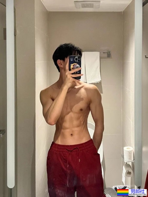 湖北帅气白皮小哥,正装下的身材尽然如此有料 - 51虹马 湖北帅气白皮小哥,正装下的身材尽然如此有料 - 51虹马