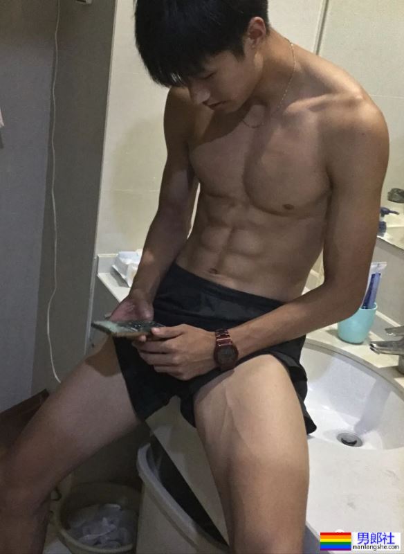 东北19岁黑皮钻石体育生，这小腹肌也太硬了吧-51虹马