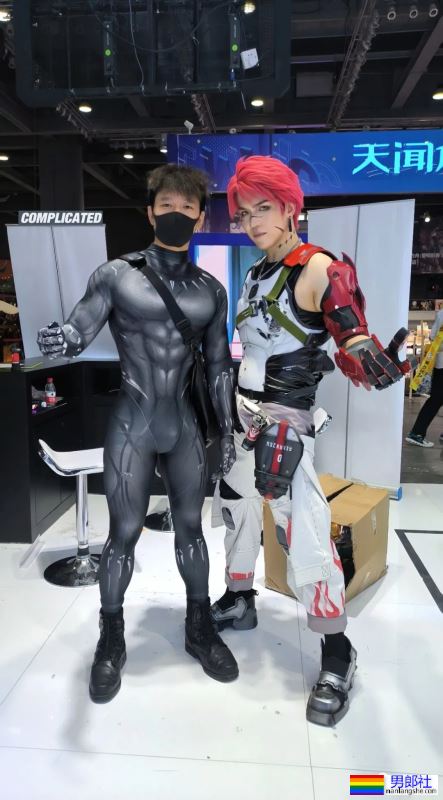 漫展走红的黑豹小哥找到了！脱了紧身衣的身材太A了！-51虹马