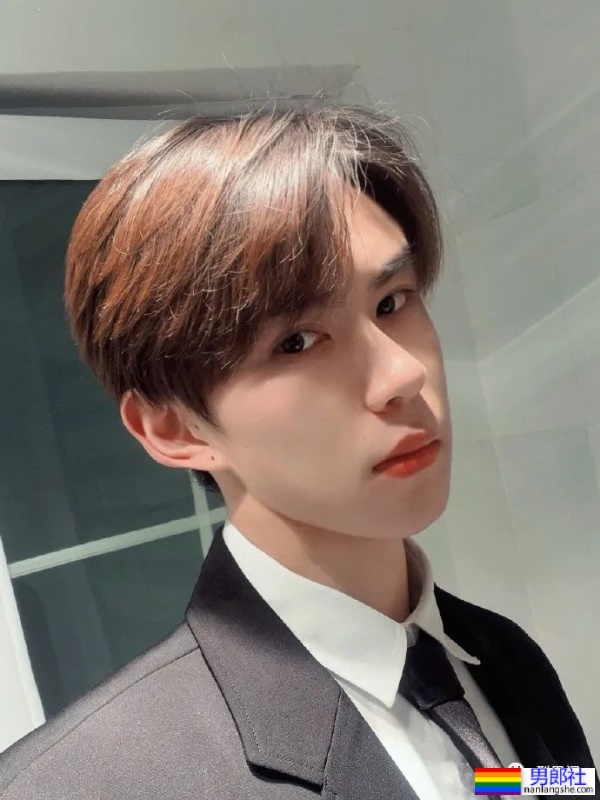 湖北帅气白皮小哥，正装下的身材尽然如此有料-51虹马