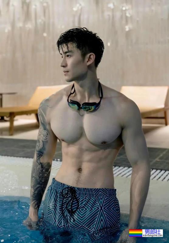 肌肉男花样泳照 - 51虹马