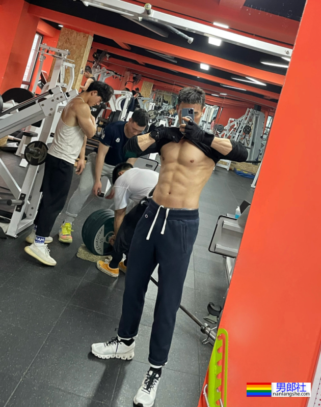 成都翘臀越野小哥火了！已经被大数据锁定噜… - 51虹马