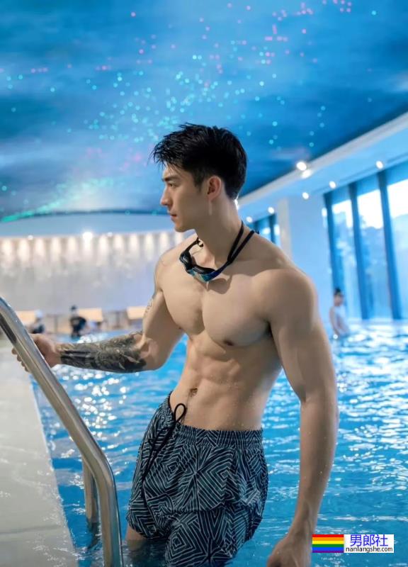 肌肉男花样泳照 - 51虹马