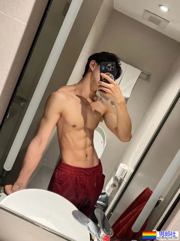 湖北帅气白皮小哥,正装下的身材尽然如此有料 - 51虹马 湖北帅气白皮小哥,正装下的身材尽然如此有料 - 51虹马