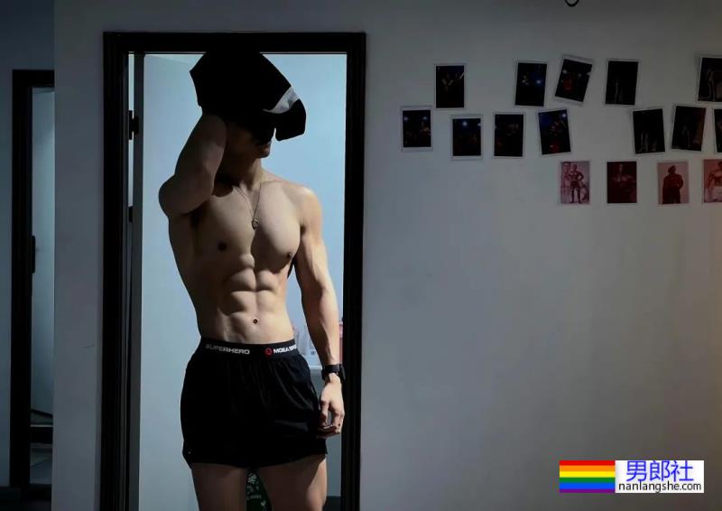 肌肉男花样泳照 - 51虹马