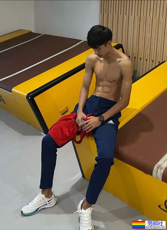 东北19岁黑皮钻石体育生，这小腹肌也太硬了吧 - 51虹马