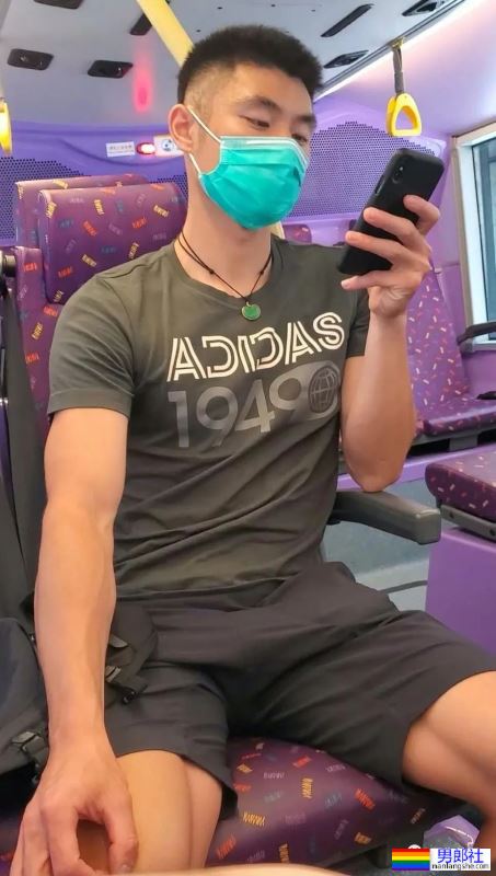 坐公车不小心碰到了对面肌肉帅哥的大腿 - 51虹马