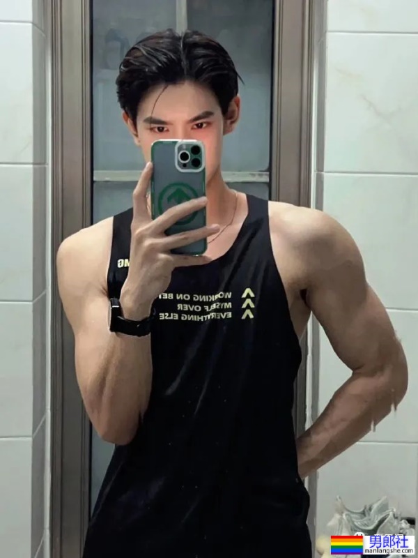 湖北帅气白皮小哥,正装下的身材尽然如此有料 - 51虹马 湖北帅气白皮小哥,正装下的身材尽然如此有料 - 51虹马