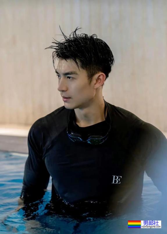 肌肉男花样泳照 - 51虹马