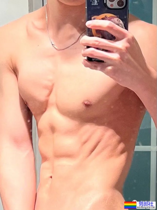 湖北帅气白皮小哥,正装下的身材尽然如此有料 - 51虹马 湖北帅气白皮小哥,正装下的身材尽然如此有料 - 51虹马