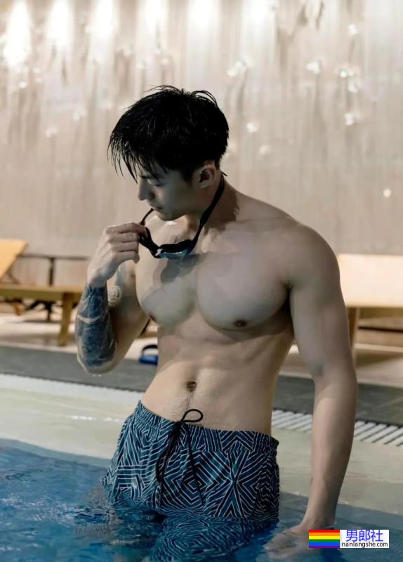 肌肉男花样泳照 - 51虹马