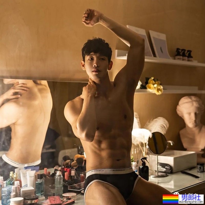 装直男上恋综大翻车!肌肉小哥被扒关注的全是通讯录…… - 51虹马 装直男上恋综大翻车!肌肉小哥被扒关注的全是通讯录…… - 51虹马