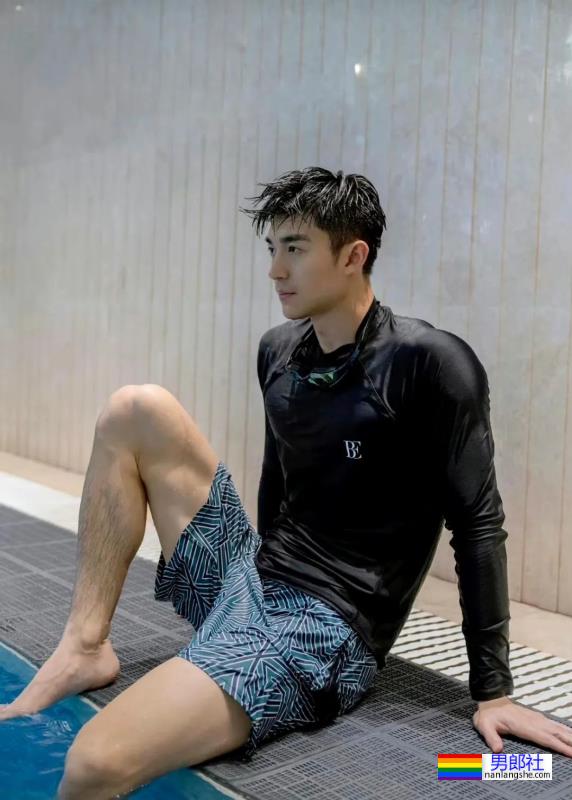 肌肉男花样泳照 - 51虹马