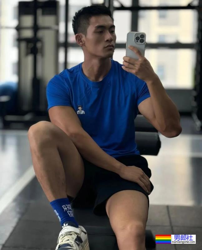 肌肉男花样泳照 - 51虹马