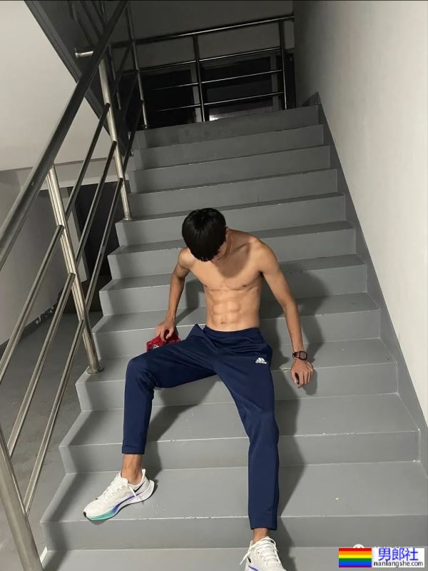 东北19岁黑皮钻石体育生，这小腹肌也太硬了吧 - 51虹马