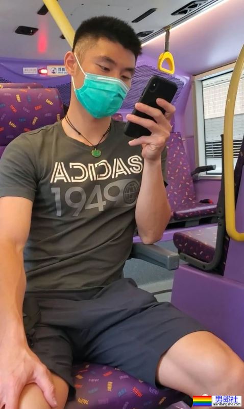 坐公车不小心碰到了对面肌肉帅哥的大腿 - 51虹马