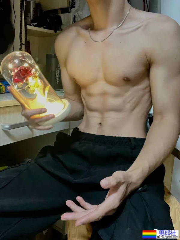 湖北帅气白皮小哥,正装下的身材尽然如此有料 - 51虹马 湖北帅气白皮小哥,正装下的身材尽然如此有料 - 51虹马