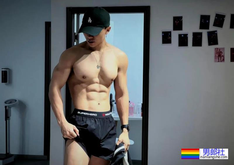 肌肉男花样泳照 - 51虹马