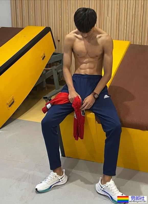 东北19岁黑皮钻石体育生，这小腹肌也太硬了吧 - 51虹马