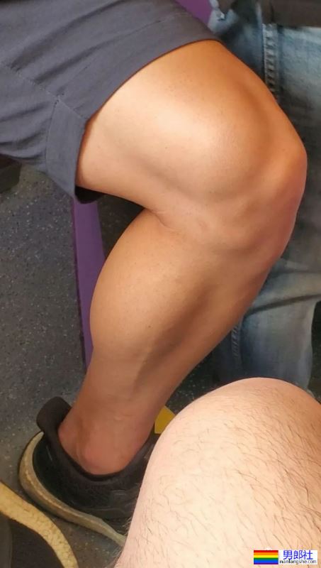坐公车不小心碰到了对面肌肉帅哥的大腿 - 51虹马